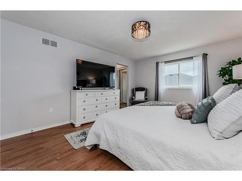 111 Wheatland Drive, Cambridge, ON - Indoor Photo Showing Bedroom