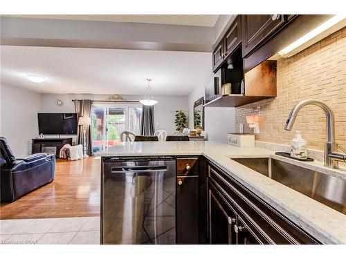 10-42 Fallowfield Drive, Kitchener, ON - Indoor Photo Showing Kitchen