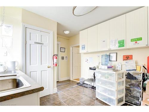 1405 King Street E, Cambridge, ON - Indoor Photo Showing Kitchen