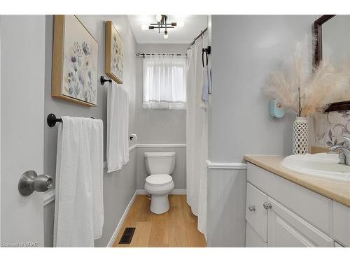 60 Cindy Avenue, Cambridge, ON - Indoor Photo Showing Bathroom