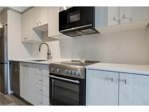 1605-15 Wellington Street S, Kitchener, ON - Indoor Photo Showing Kitchen