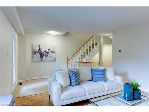 24-89 Woolwich Street, Waterloo, ON - Indoor Photo Showing Living Room