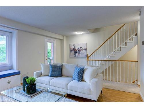 24-89 Woolwich Street, Waterloo, ON - Indoor Photo Showing Living Room