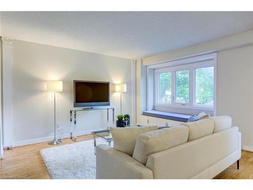 24-89 Woolwich Street, Waterloo, ON - Indoor Photo Showing Living Room