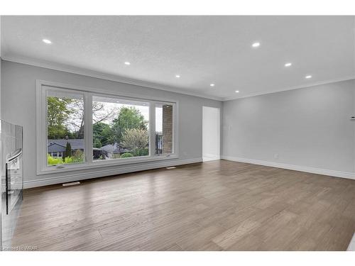 8 Dundonald Road, Cambridge, ON - Indoor Photo Showing Living Room