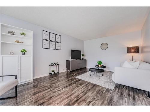 64 Meadowlane Drive, Kitchener, ON - Indoor Photo Showing Living Room