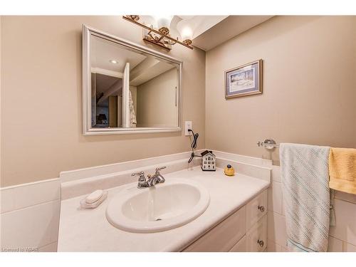 29-35 Westheights Drive, Kitchener, ON - Indoor Photo Showing Bathroom