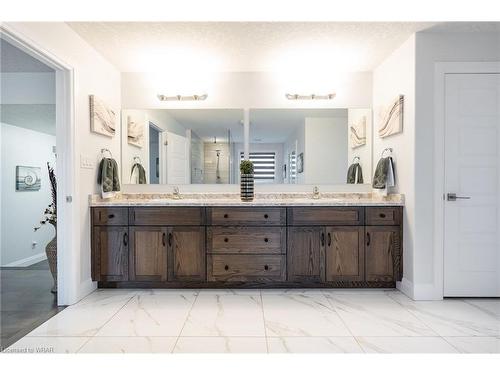 920 River Ridge Court, Kitchener, ON - Indoor Photo Showing Bathroom