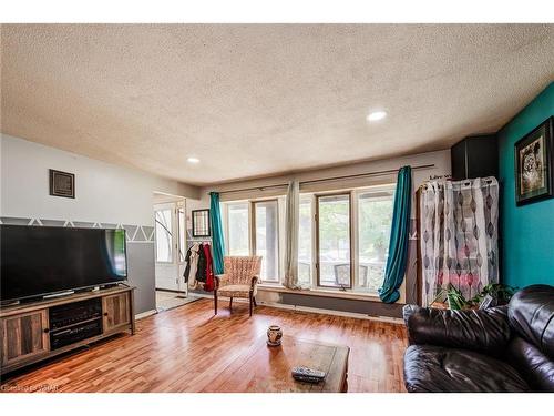 20 Blackwell Drive, Kitchener, ON - Indoor Photo Showing Living Room