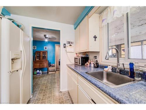 20 Blackwell Drive, Kitchener, ON - Indoor Photo Showing Kitchen