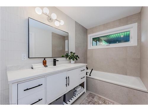 195 Riverbank Drive, Cambridge, ON - Indoor Photo Showing Bathroom