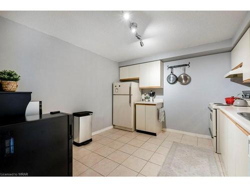 604-55 Green Valley Drive, Kitchener, ON - Indoor Photo Showing Kitchen