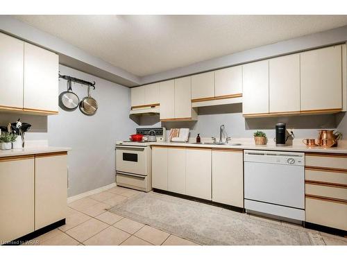 604-55 Green Valley Drive, Kitchener, ON - Indoor Photo Showing Kitchen