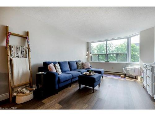 604-55 Green Valley Drive, Kitchener, ON - Indoor Photo Showing Living Room