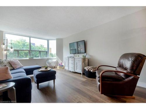 604-55 Green Valley Drive, Kitchener, ON - Indoor Photo Showing Living Room