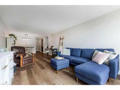 604-55 Green Valley Drive, Kitchener, ON - Indoor Photo Showing Living Room