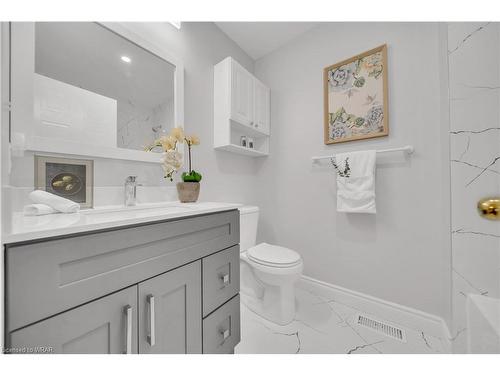 8 Bugdale Drive, Cambridge, ON - Indoor Photo Showing Bathroom