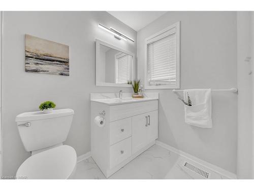 8 Bugdale Drive, Cambridge, ON - Indoor Photo Showing Bathroom