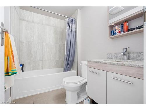 212-308 Lester Street, Waterloo, ON - Indoor Photo Showing Bathroom