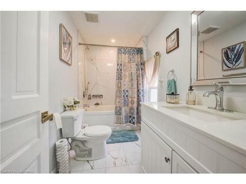 6 Oak Street, Cambridge, ON - Indoor Photo Showing Bathroom