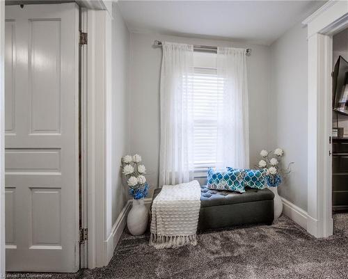 6 Oak Street, Cambridge, ON - Indoor Photo Showing Bedroom