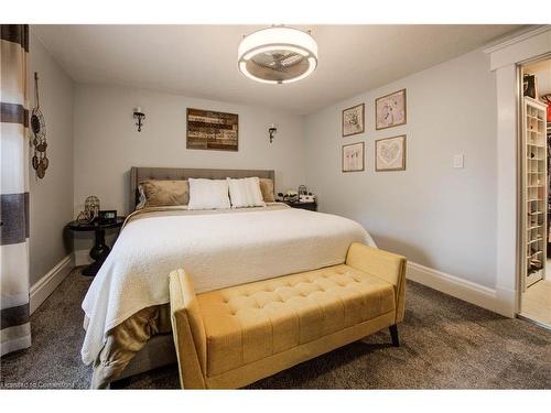 6 Oak Street, Cambridge, ON - Indoor Photo Showing Bedroom