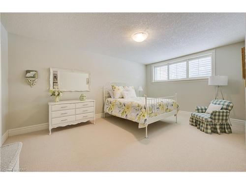 44-260 Deer Ridge Drive, Kitchener, ON - Indoor Photo Showing Bedroom