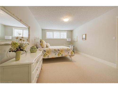 44-260 Deer Ridge Drive, Kitchener, ON - Indoor Photo Showing Bedroom