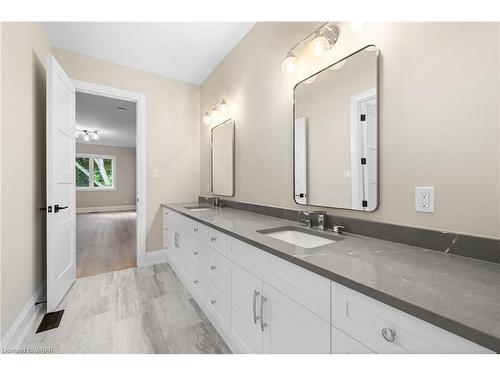 230 Stanley Drive, Waterloo, ON - Indoor Photo Showing Bathroom