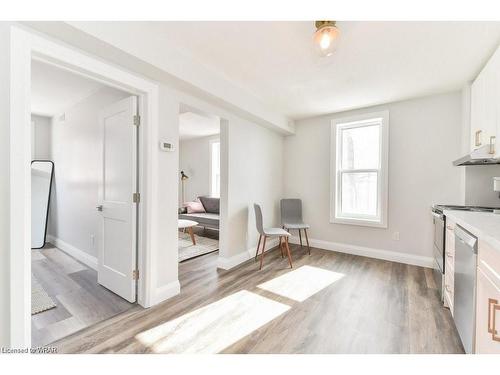 4-132 Ahrens Street W, Kitchener, ON - Indoor Photo Showing Kitchen