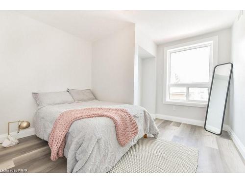 4-132 Ahrens Street W, Kitchener, ON - Indoor Photo Showing Bedroom