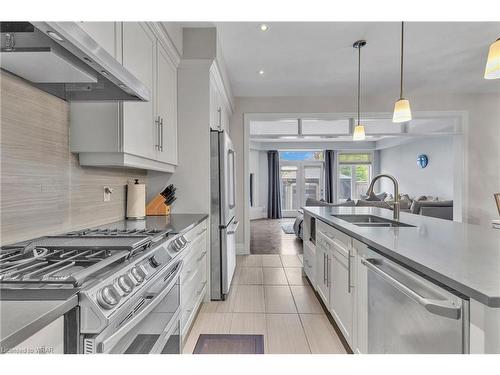 140 Oak Park Drive, Waterloo, ON - Indoor Photo Showing Kitchen With Double Sink With Upgraded Kitchen