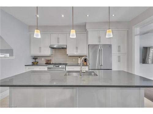 140 Oak Park Drive, Waterloo, ON - Indoor Photo Showing Kitchen With Upgraded Kitchen