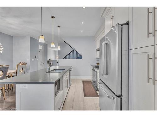 140 Oak Park Drive, Waterloo, ON - Indoor Photo Showing Kitchen With Double Sink With Upgraded Kitchen