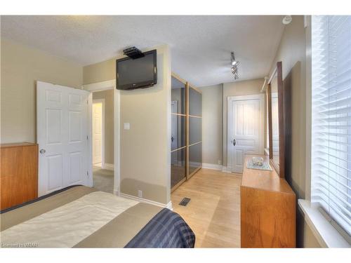 1027 Weber Street E, Kitchener, ON - Indoor Photo Showing Bedroom