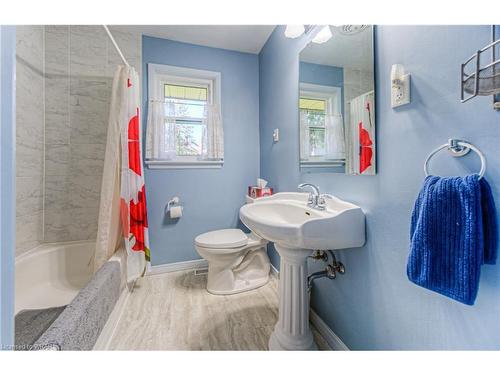 10 Lowell Street S, Cambridge, ON - Indoor Photo Showing Bathroom