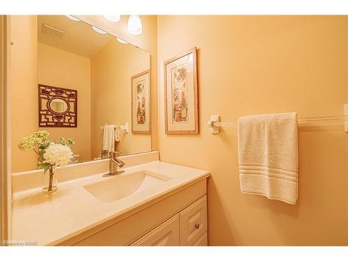 6-219 Kingswood Drive, Kitchener, ON - Indoor Photo Showing Bathroom