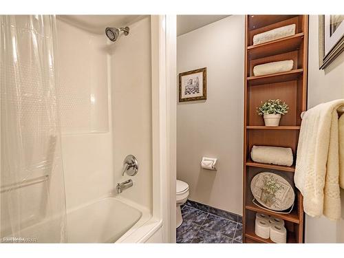6-219 Kingswood Drive, Kitchener, ON - Indoor Photo Showing Bathroom