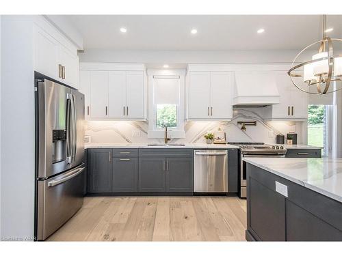 156 Newman Drive, Cambridge, ON - Indoor Photo Showing Kitchen With Upgraded Kitchen