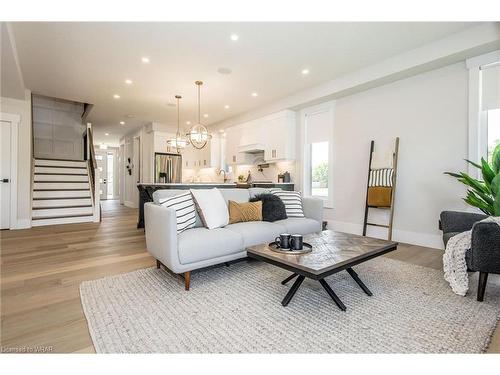 156 Newman Drive, Cambridge, ON - Indoor Photo Showing Living Room