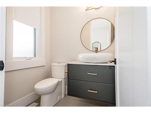 156 Newman Drive, Cambridge, ON - Indoor Photo Showing Bathroom