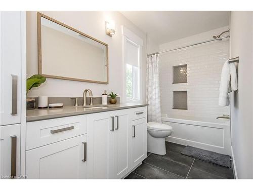 156 Newman Drive, Cambridge, ON - Indoor Photo Showing Bathroom