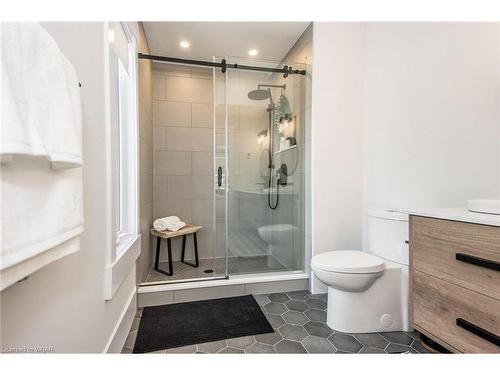 156 Newman Drive, Cambridge, ON - Indoor Photo Showing Bathroom