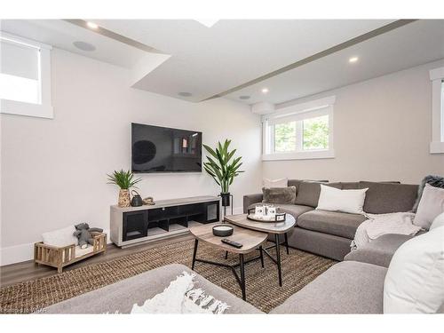 156 Newman Drive, Cambridge, ON - Indoor Photo Showing Living Room