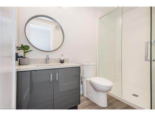 156 Newman Drive, Cambridge, ON - Indoor Photo Showing Bathroom