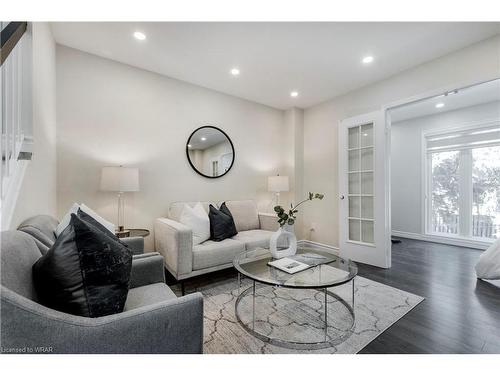 4-460 Bristol Road W, Mississauga, ON - Indoor Photo Showing Living Room