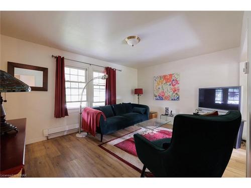 2 Dunkirk Avenue, Guelph, ON - Indoor Photo Showing Living Room