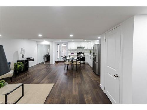 2-909 River Ridge Court, Kitchener, ON - Indoor Photo Showing Living Room