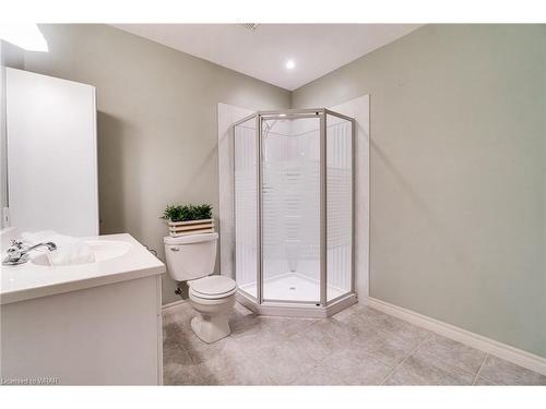 13C-350 Doon Valley Drive, Kitchener, ON - Indoor Photo Showing Bathroom