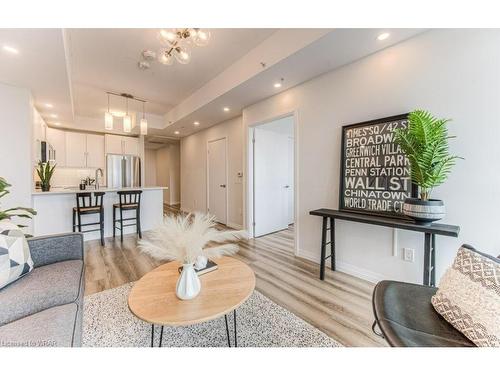 2011-60 Charles Street W, Kitchener, ON - Indoor Photo Showing Living Room